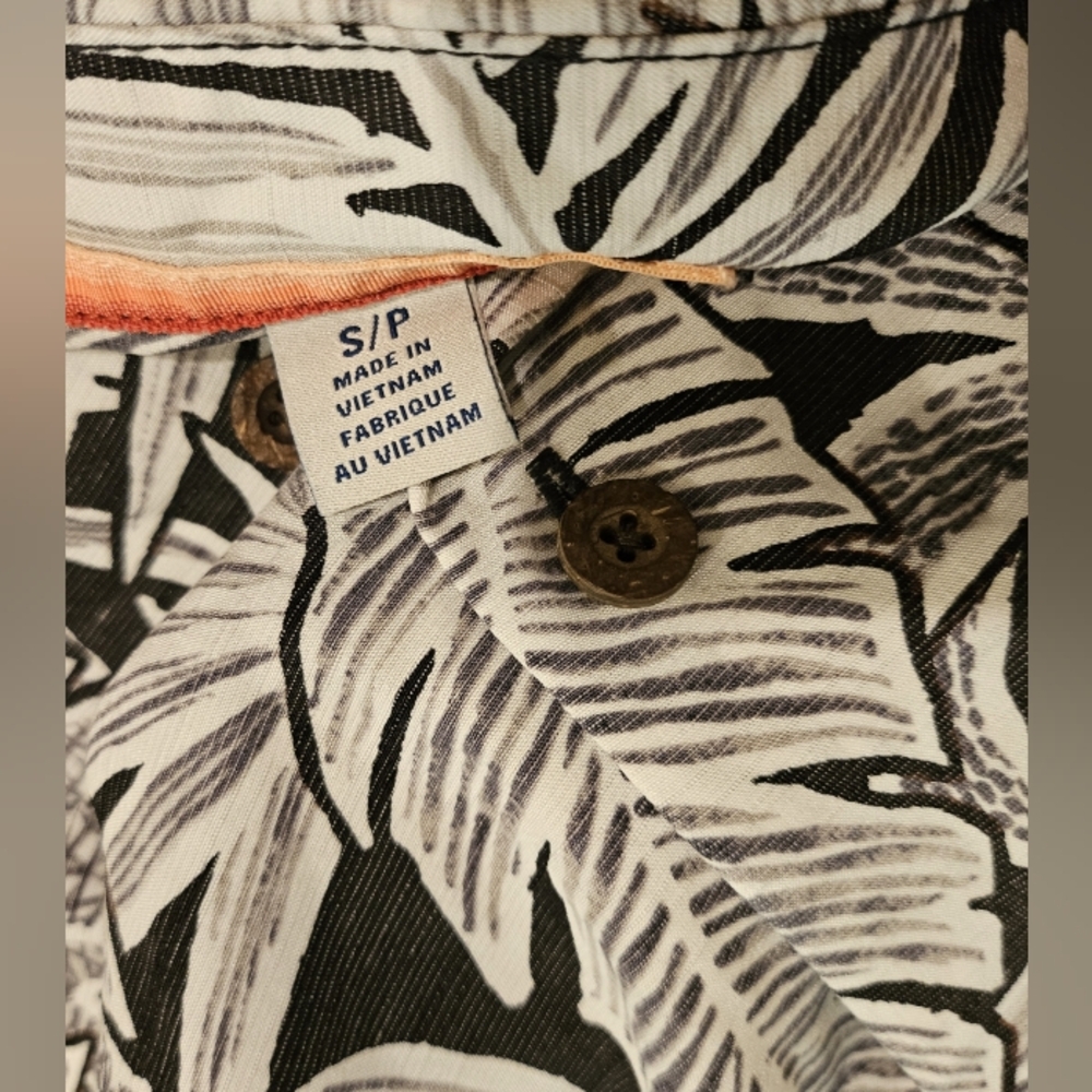 Tommy Bahama Black & White Short Sleeve Button-up Small Shirt - Picture 5 of 9